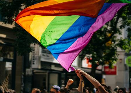 Las 10 leyes que han mejorado la vida del colectivo LGTBI en la última legislatura